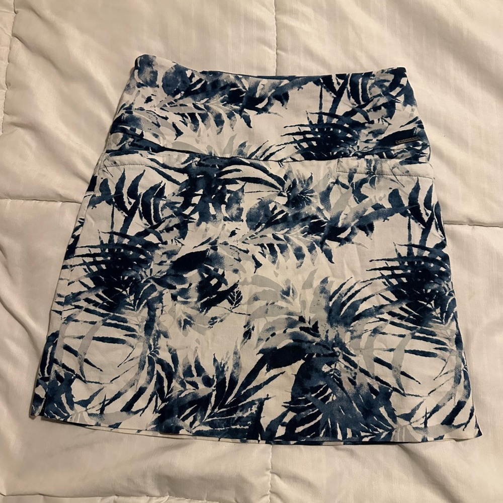 Women’s S.C.&Co white skort with blue and grey palm trees. Size small.